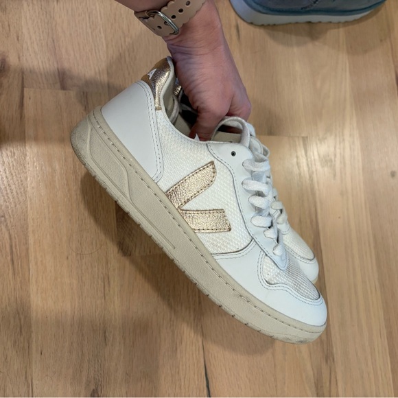 Veja V-10 Snekaers - Gold and Cream - size 37 (US 6) - Picture 2 of 6